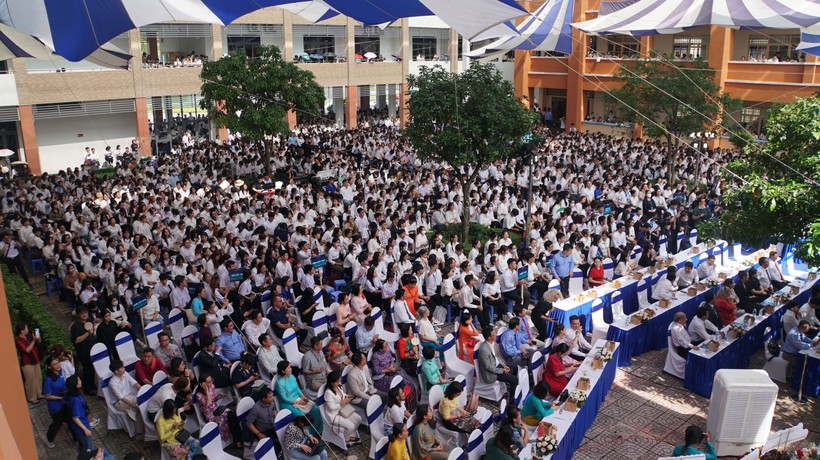 Hơn 4.000 sinh viên tham dự lễ khai giảng của Trường Đại học Khoa học xã hội và Nhân văn. Ảnh: Mạnh Tùng ảnh 1