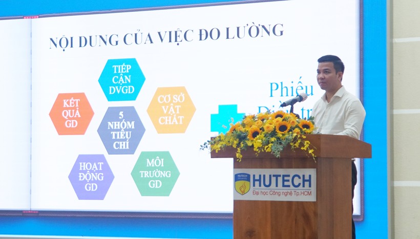 Ông Trần Quang Nam, Chánh Văn phòng Bộ GD&ĐT giới thiệu về đề án đo lường sự hài lòng của người dân với dịch vụ giáo dục công. Ảnh: Mạnh Tùng ảnh 1