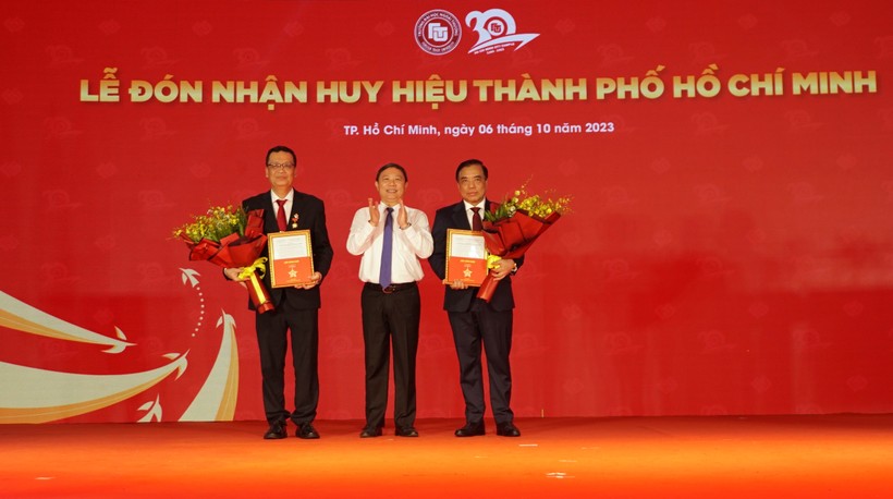 PGS.TS Bùi Anh Tuấn (bìa phải) và PGS.TS Nguyễn Xuân Minh nhận Huy hiệu Thành phố Hồ Chí Minh. Ảnh: Mạnh Tùng ảnh 3