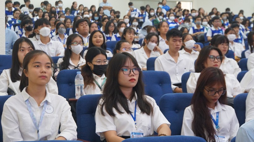 Sinh viên Trường Đại học Sài Gòn tại lễ khai giảng. Ảnh: Mạnh Tùng ảnh 1