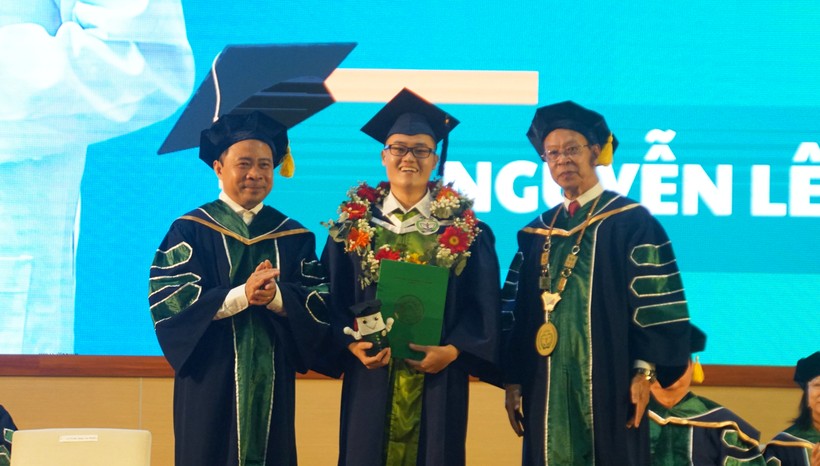 PGS.TS Vũ Hải Quân, Giám đốc Đại học Quốc gia TPHCM (ngoài cùng bên trái) và GS.TS Đặng Vạn Phước, Trưởng Khoa Y trao bằng tốt nghiệp cho các tân bác sĩ, dược sĩ. Ảnh: Mạnh Tùng ảnh 2
