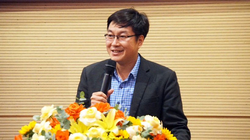 ThS Nguyễn Ngọc Trung, Phó Hiệu trưởng Trường Đại học Sư phạm TPHCM, đại diện nhóm tác giả giới thiệu cuốn sách với giáo viên. Ảnh: Mạnh Tùng