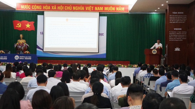 Ông Nguyễn Viết Lộc, Vụ trưởng Vụ Tổ chức cán bộ trình bày báo cáo về quyền tự chủ, tự chịu trách nhiệm về chuyên môn, tổ chức bộ máy tại cơ sở giáo dục đại học. Ảnh: Mạnh Tùng
