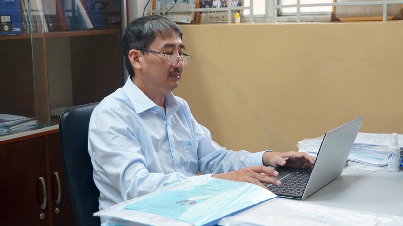 PGS TS Nguyễn Thanh Hải tại phòng làm việc. Ảnh: Mạnh Tùng
