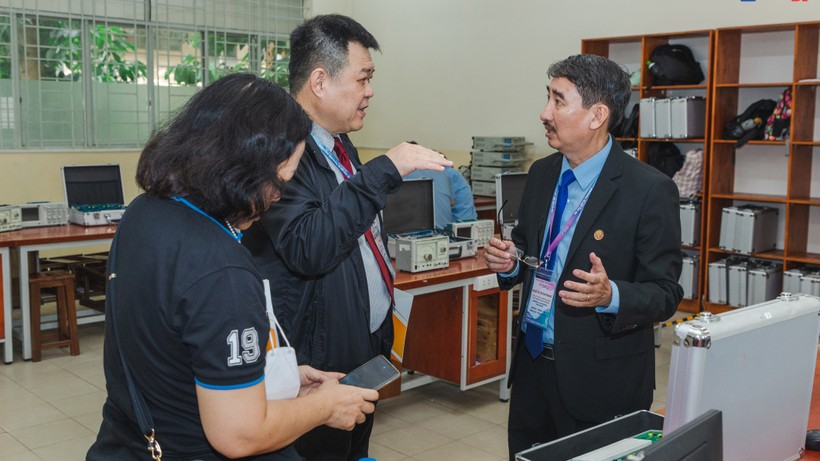 PGS.TS Nguyễn Thanh Hải (phải) trao đổi với thành viên ban đánh giá AUN chương trình Kỹ thuật Y sinh về thiết bị phòng thí nghiệm y sinh. Ảnh: NVCC