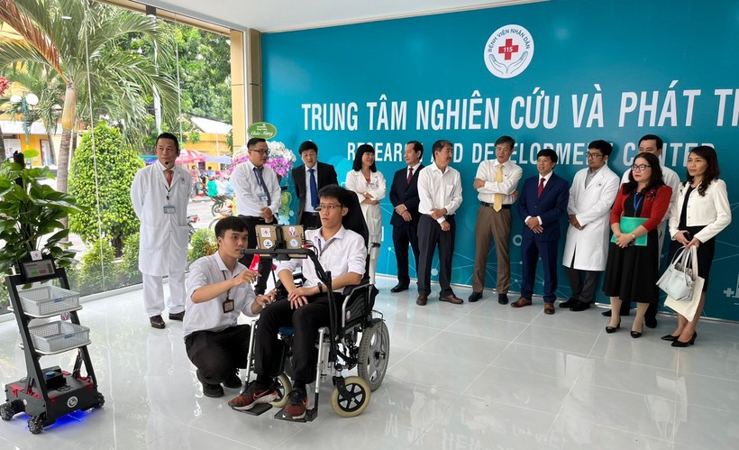 Nhóm nghiên cứu Trường Đại học Sư phạm Kỹ thuật TPHCM biểu diễn sản phẩm xe lăn điện điều khiển bằng tín hiệu từ mắt tại Bệnh viện Nhân Dân 115. Ảnh: NVCC