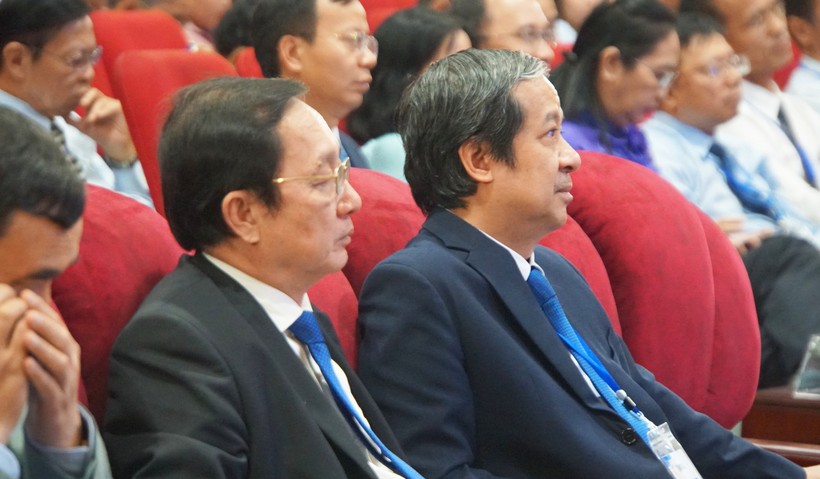 Bộ trưởng Bộ GD&ĐT Nguyễn Kim Sơn (thứ nhất từ phải sang) và Bộ trưởng Bộ Khoa học và Công nghệ Huỳnh Thành Đạt tham dự buổi lễ. Ảnh: Mạnh Tùng