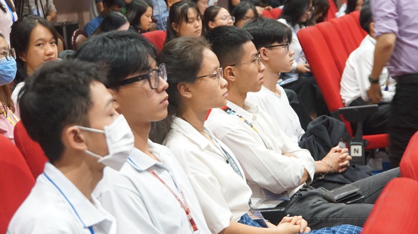 Sinh viên Đại học Quốc gia TPHCM lắng nghe bài phát biểu của Thủ tướng. Ảnh: Mạnh Tùng
