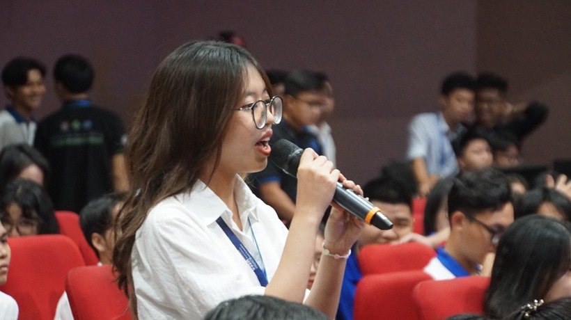 Nữ sinh Đại học Quốc gia TPHCM trao đổi với Thủ tướng Phạm Minh Chính. Ảnh: Mạnh Tùng