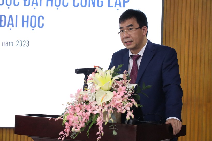 TS Lê Trường Sơn, Hiệu trưởng Trường Đại học Luật TPHCM phát biểu tại hội thảo. Ảnh: Mạnh Tùng