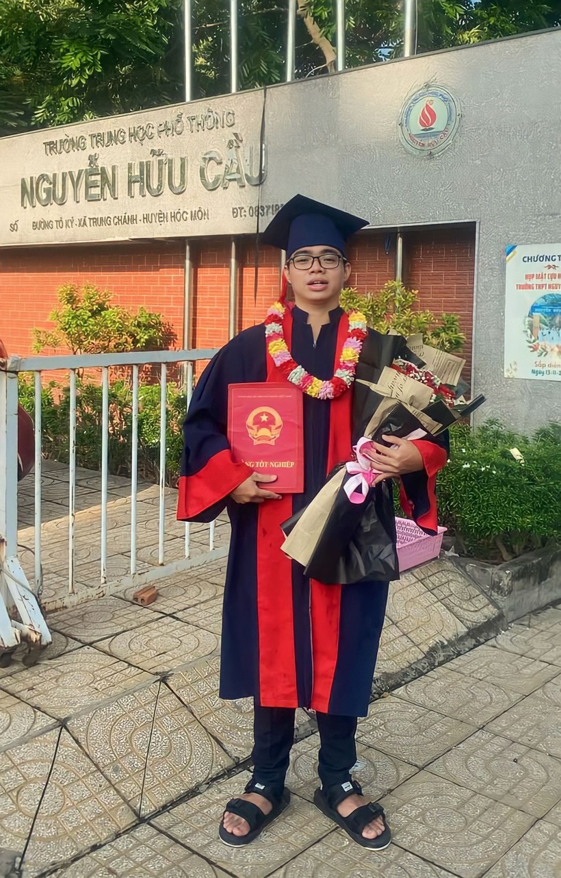 Trần Đức Minh Hiếu trong ngày lễ trưởng thành ở Trường THPT Nguyễn Hữu Cầu, TPHCM. Ảnh: NVCC