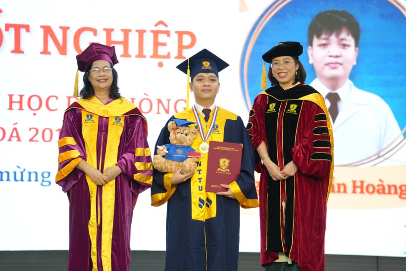 Sinh viên nhận bằng tốt nghiệp bác sĩ Y học dự phòng. Ảnh: Nga Nguyễn