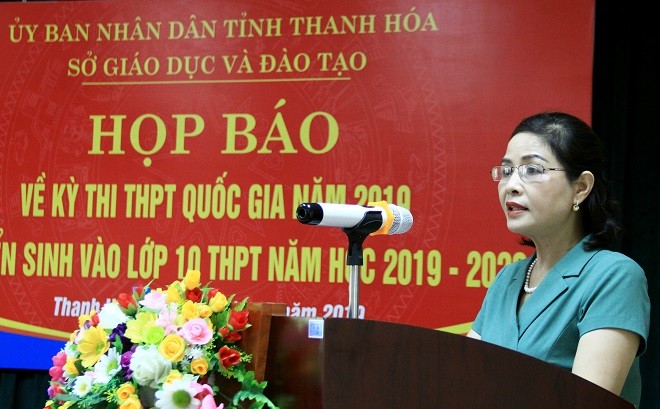 Bà Phạm Thị Hằng- Giám đốc Sở GD&ĐT Thanh Hóa giải đáp những câu hỏi tại buổi họp báo.