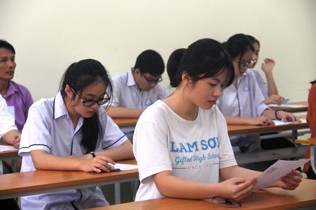 Thí sinh làm thủ tục thi tại điểm thi Trường THPT chuyên Lam Sơn (Thanh Hóa).