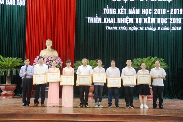Học sinh và các giáo viên có học sinh đoạt giải Quốc tế nhận thưởng của Chủ tịch UBND tỉnh Thanh Hóa.