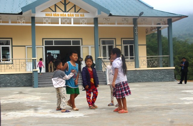 Những đứa trẻ nô đùa ở sân nhà văn hóa khu TĐC Sa Ná.