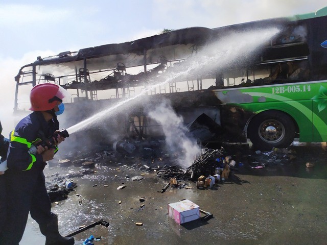 Lực lượng cứu hỏa nỗ lực dập lửa vụ cháy xe khách.