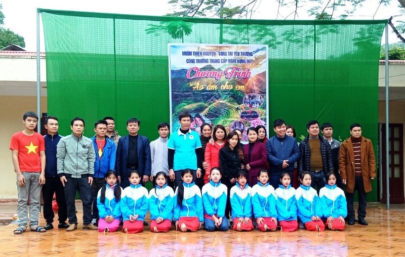 Thầy và trò Trường Tiểu học Mường Chanh (Mường Lát, Thanh Hóa) chụp ảnh lưu niệm với đoàn thiện nguyện.