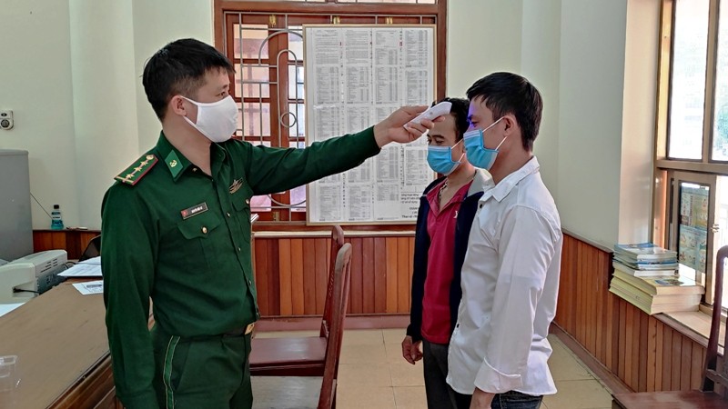 Công dân nhập cảnh qua Cửa khẩu Quốc tế Na Mèo (Quan Sơn, Thanh Hóa) được kiểm tra thân nhiệt, để phòng chống dịch Covid-19.