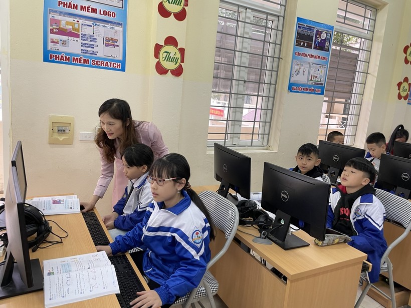 Giờ học trong phòng học thông minh của Trường Tiểu học Hoàng Hoa Thám, TP Thanh Hóa.