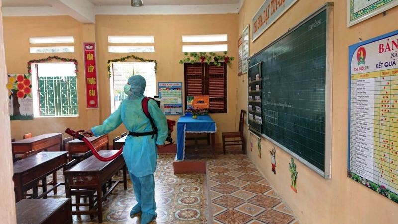 Phun thuốc khử khuẩn trong lớp học ở Thanh Hóa.