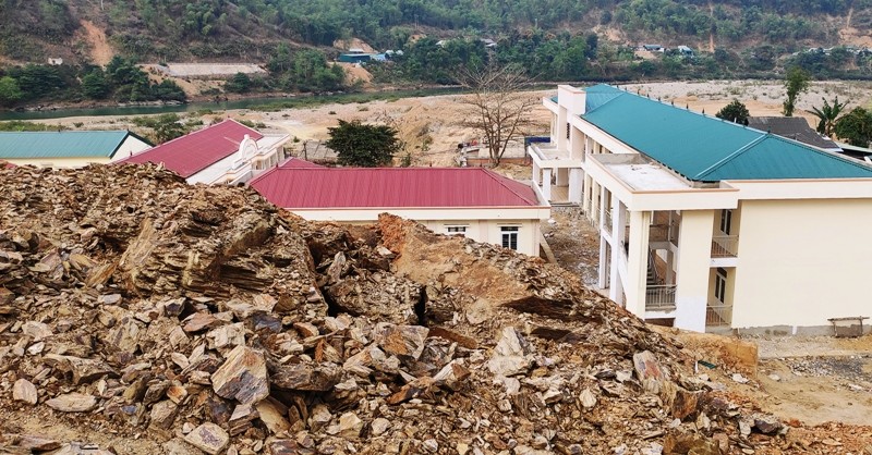 Trường PTDTBT - THCS Trung Thành, huyện Quan Hóa (Thanh Hóa) đang bị đe dọa bởi tình trạng sạt lở mái ta luy dương từ trên ngọn đồi phía sau.