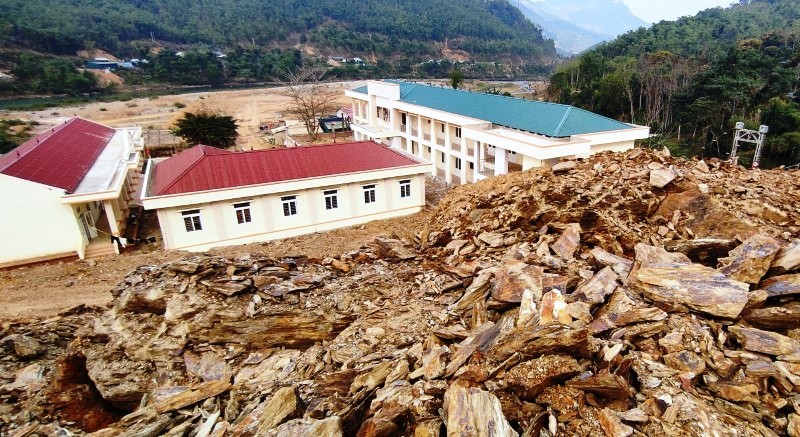 Đất, đá trên mái ta-luy dương có nguy cơ sạt lở vùi lấp Trường PTDTBT - THCS Trung Thành (Quan Hóa, Thanh Hóa).
