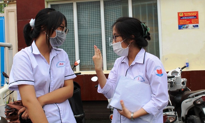 Thí sinh tại Thanh Hóa trao đổi với nhau sau khi kết thúc kỳ thi tốt nghiệp THPT 2021.