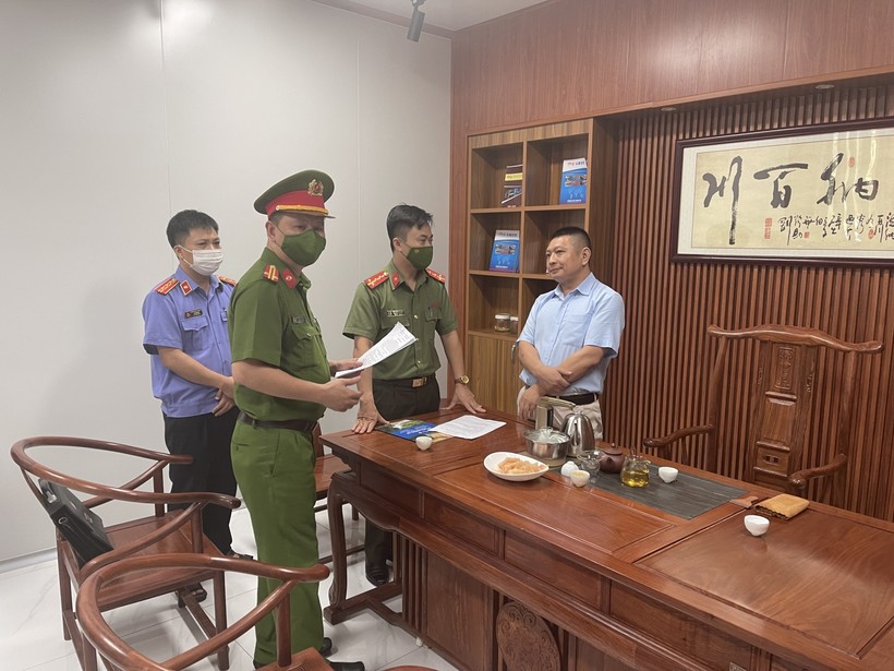 Lực lượng Công an đang thi hành quyết định bắt tạm giam chuyên gia người Trung Quốc về hành vi buôn lậu. Ảnh: Công an Thanh Hóa cung cấp.

