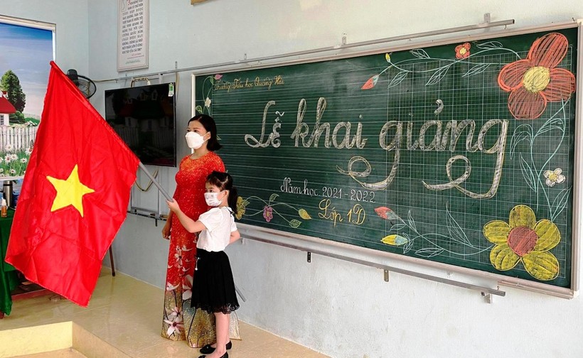 Cô và trò Trường Tiểu học Quảng Hải (Quảng Xương, Thanh Hóa) chào cờ trong buổi khai giảng.
