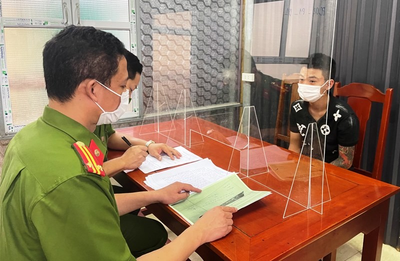 Nguyễn Tùng Dương đang khai báo tại cơ quan Công an. Ảnh: Công an Thanh Hóa cung cấp.