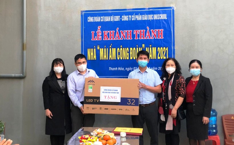 Công đoàn cơ quan Bộ GD&ĐT trao quà cho gia đình thầy giáo Lê Thế Mạnh, ở huyện Đông Sơn (Thanh Hóa).
