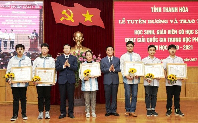 Ông Đỗ Trọng Hưng, Bí thư Tỉnh ủy (ảnh phải) và ông Đỗ Minh Tuấn, Chủ tịch UBND tỉnh trao thưởng cho học sinh đạt giải.