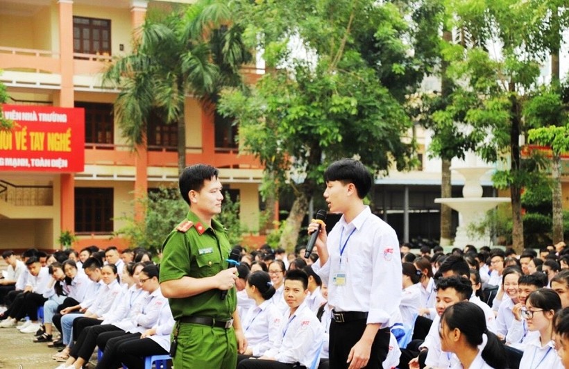 Học sinh Trường THPT Bỉm Sơn (Thanh Hóa) trả lời tại buổi tuyên truyền về phòng tránh tệ nạn ma túy, bạo lực học đường.