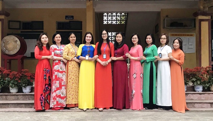 Cô Hà Thị Lệ (áo vàng) cùng đội ngũ giáo viên Trường THPT Mường Lát.