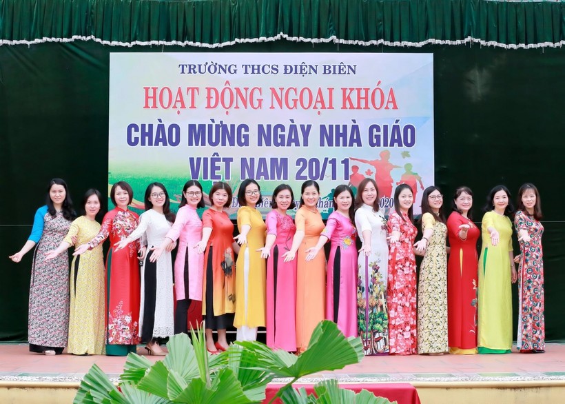 Tập thể giáo viên Trường THCS Điện Biên, TP Thanh Hóa tại một buổi hoạt động ngoại khóa dịp kỷ niệm Ngày Nhà giáo Việt Nam 20/11.