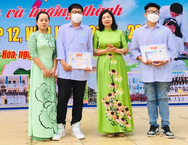 Cô Nguyễn Thị Lệ (ảnh giữa) - Hiệu trưởng Trường THPT Tô Hiến Thành (TP Thanh Hóa) trao thương cho hai học sinh Khánh và Mạnh.