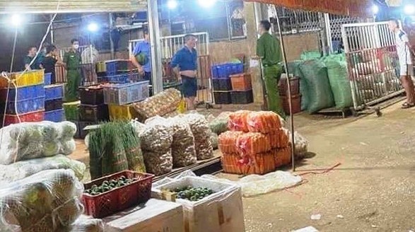 Lực lượng Công an bảo vệ hiện trường vụ giết người ở chợ đầu mối Đông Hương (TP Thanh Hóa).