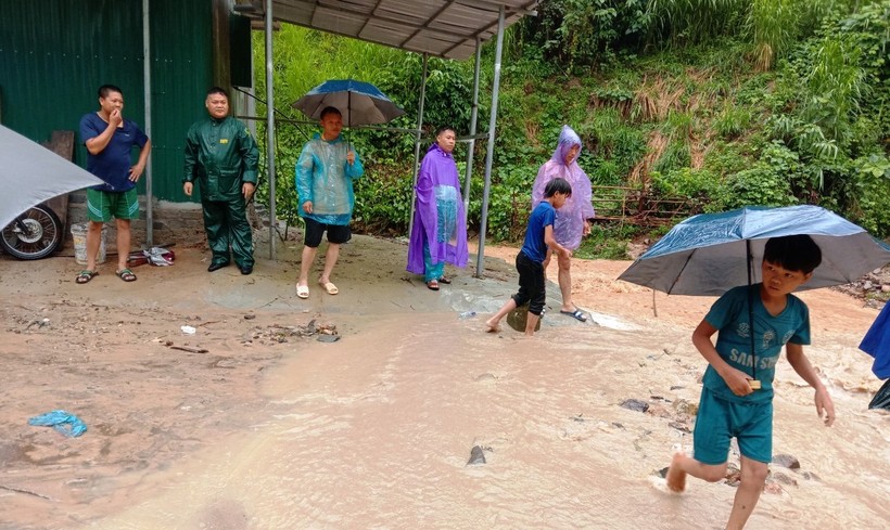 Mưa lớn xảy ra ở khu vực xã Mường Lý, huyện Mường Lát (Thanh Hóa), khiến 46 hộ dân phải sơ tán người và tài sản đến nơi an toàn. Ảnh: UBND huyện Mường Lát cung cấp.