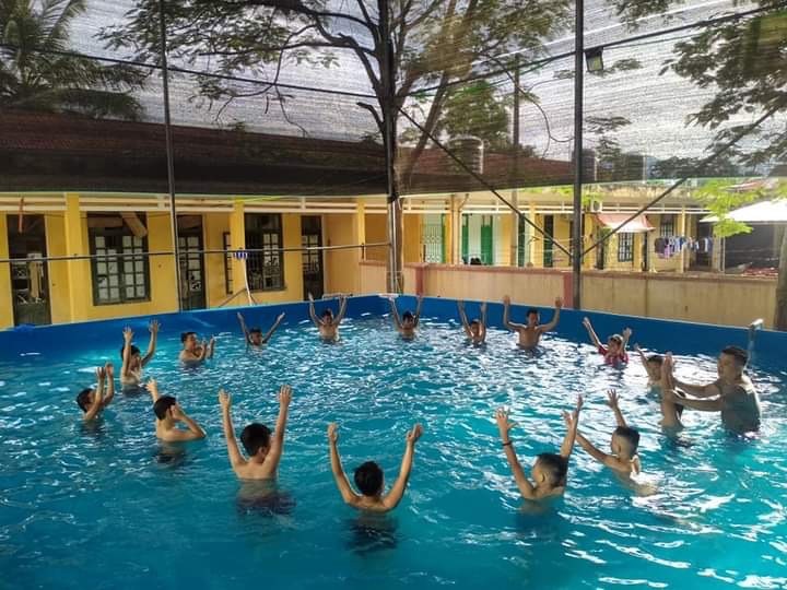 Trường TH&THCS Trí Nang (Lang Chánh, Thanh Hóa) tổ chức các hoạt động giáo dục kỹ năng, dạy bơi cho học sinh dịp nghỉ hè.