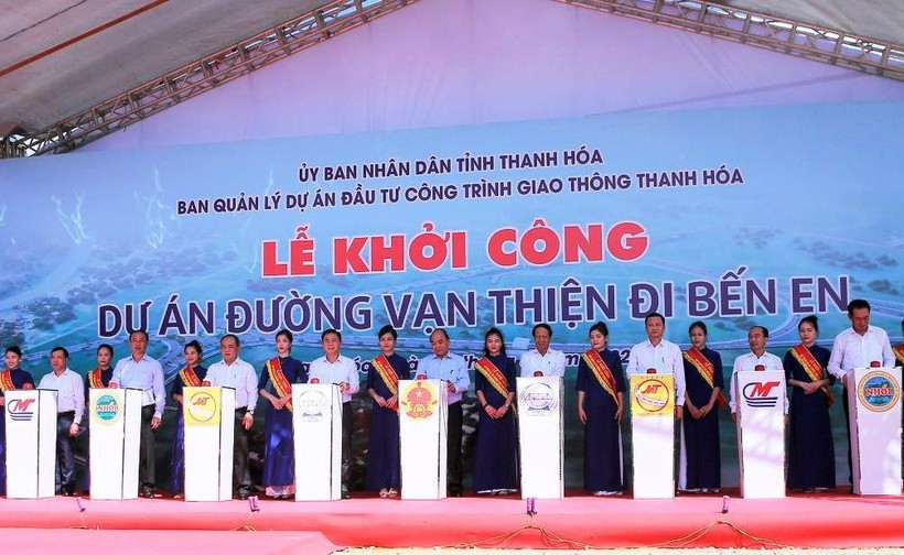 Chủ tịch nước Nguyễn Xuân Phúc và các lãnh đạo Trung ương cùng lãnh đạo tỉnh Thanh Hóa ấn nút khởi công xây dựng dự án đường Vạn Thiện đi Bến En.