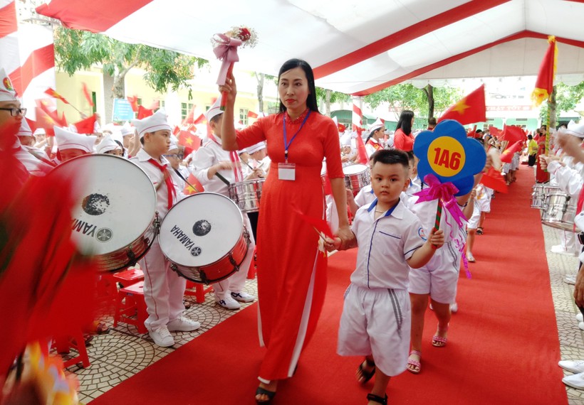 Cô giáo Đỗ Thị Thu Hà cùng học sinh của mình ở TRường Tiểu học Hoàng Hoa Thám, TP Thanh Hóa.