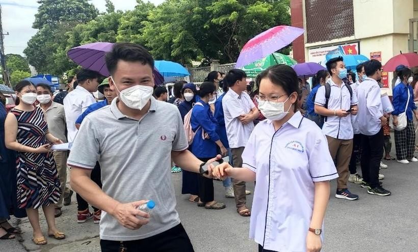 Thí sinh Dương Hồ Quỳnh Anh được bố đón tại cổng trường sau khi kết thúc môn thi Ngữ văn vào sáng nay tại điểm thi Trường THPT chuyên Lam Sơn (Thanh Hóa).