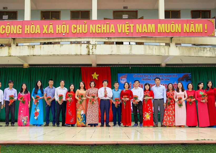 Lãnh đạo Trường THPT Bỉm Sơn trao thưởng cho thầy, cô giáo đạt thành tích cao, năm học 2021-2022.