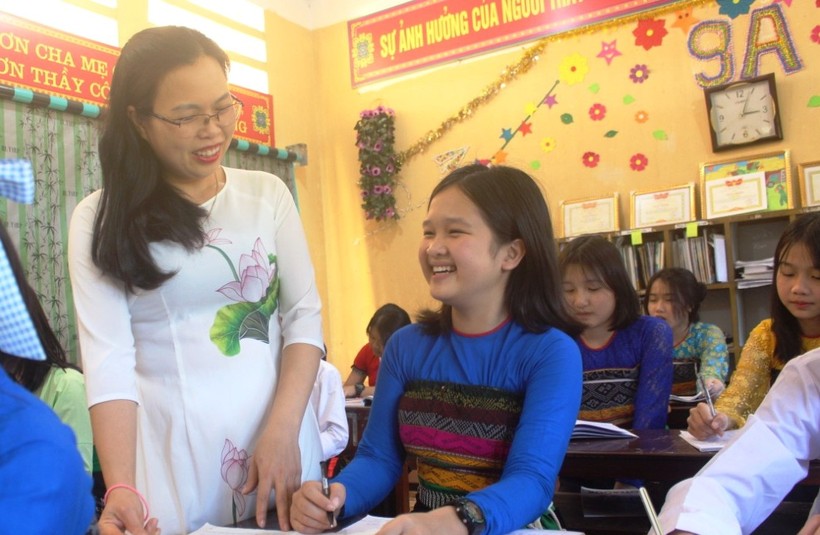 Em Hà Thị Phương Thảo, học sinh lớp 9, Trường TH&THCS Trung Xuân, huyện Quan Sơn (Thanh Hóa) vừa đoạt giải Nhì cấp tỉnh môn Giáo dục công dân. Ảnh: Nhân vật cung cấp.