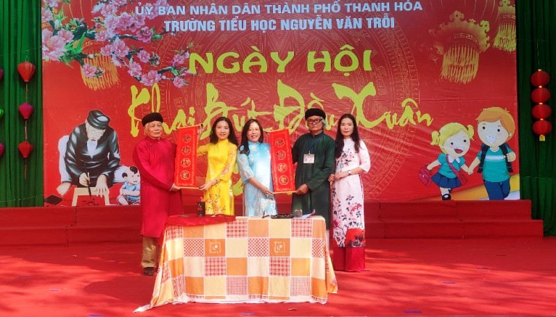 Câu lạc bộ thư pháp TP Thanh Hóa tặng chữ cho Trường Tiểu học Nguyễn Văn Trỗi, TP Thanh Hóa.