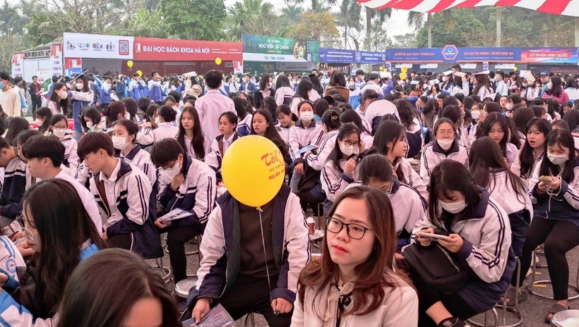 Hàng nghìn học sinh Thanh Hóa tham dự chương trình tư vấn tuyển sinh ảnh 1