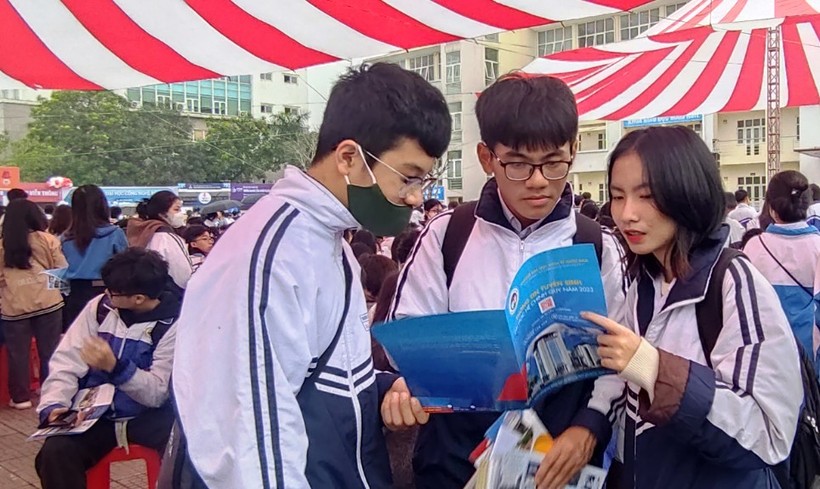 Hàng nghìn học sinh Thanh Hóa tham dự chương trình tư vấn tuyển sinh ảnh 5