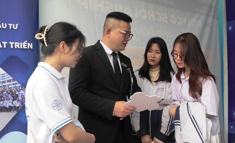 Hàng nghìn học sinh Thanh Hóa tham dự chương trình tư vấn tuyển sinh ảnh 3