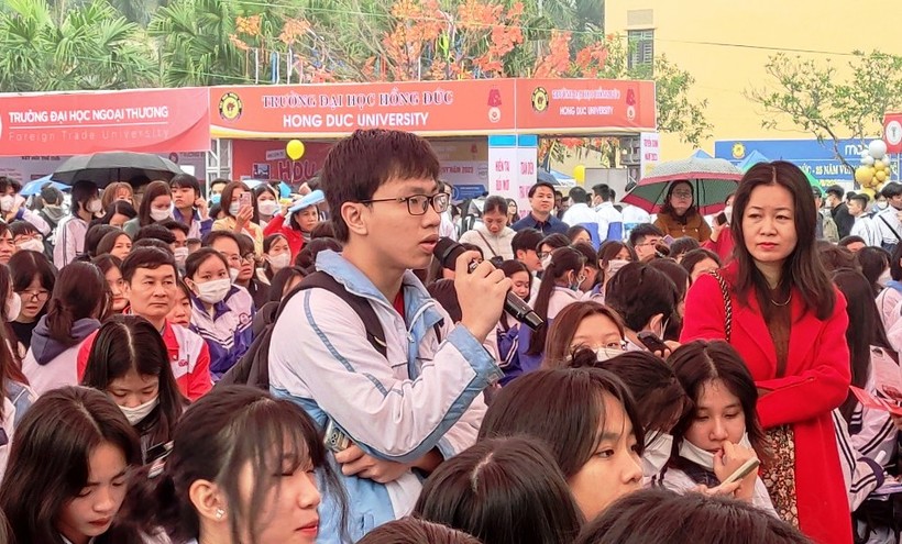 Hàng nghìn học sinh Thanh Hóa tham dự chương trình tư vấn tuyển sinh ảnh 4